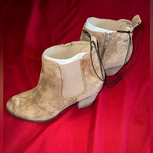 dolce vita short bootie. Size 7.5. Brown suede. NEW.
